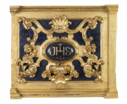 1174.  Frente de altar en madera tallada, policromada y dorada con monograma "JHS".Trabajo español, S. XVIII.