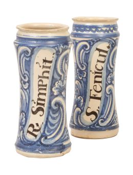 1147.  Pareja de albarelos de cerámica esmaltada en azul cobalto y blanco y manganeso.Cataluña, S. XVIII.