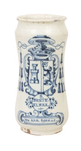 1144.  Albarelo de cerámica esmaltada en azul de cobalto y blanco con escudo de Castilla y León, rematado por capelo cardenalicia realizado para San Benito el Real de Valladolid.Talavera, S. XVIII.
