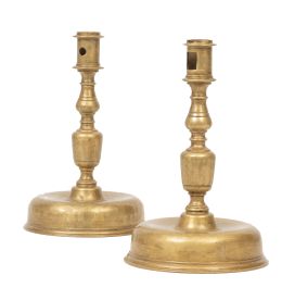 530.  Pareja de candeleros de bronce dorado, astil con forma de jarrón y pie circular.Castilla, S. XVII.