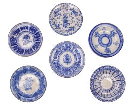 520.  Lote de seis platos de cerámica esmaltada en azul y blanco, con decoración geométrica y de flores.Manises y Onda, S. XIX.