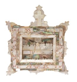 534.  "La Última Cena".Nácar y nácar iridiscente sobre madera.Recuerdo de Tierra Santa, principios del S. XX.