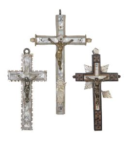 533.  Lote de tres cruces de madera de con aplicaciones de nácar y bronce.Recuerdo de Tierra Santa, S. XIX.