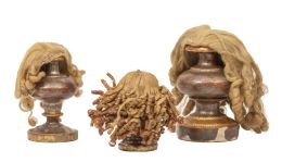 531.  Lote de tres pelucas para Niño Jesús de pelo natural, sobre peanas de madera tallada, policromada y dorada.S. XVIII.