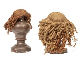 535.  Lote de dos pelucas para Niño Jesús de pelo natural, sobre peanas de madera tallada y policromada.S. XVIII.