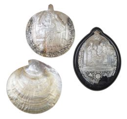 536.  Lote de tres conchas de nácar, una de ellas con la Anunciación tallada y policromada y otra con Natividad sobre base de madera.Recuerdo de Tierra Santa, principios del S. XX.
