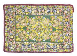 1151.  Colcha en seda bordada a doble cara con hilos de color decorada con leones, aves y flores.