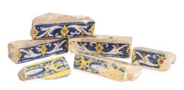 582.  Lote de seis alizares de cerámica esmaltada en azul y amarillo, dos decorados con cueros recortados.Talavera, S. XVI.