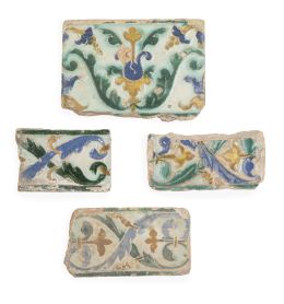 581.  Lote de cuatro azulejos de cerámica de arista esmaltada, en verde, azul y melado.Toledo, S. XVI.