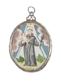 1161.  Medalla devocional con marco de plata y dos vitrales, con San Antonio con el Niño y la Virgen del Carmen.España, S. XVIII.
