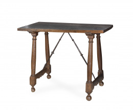 435.  Bufete de madera de nogal.Trabajo castellano, S. XVI.