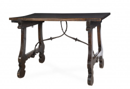 508.  Mesa con patas de lira de madera de nogal y fiadores de hierro.Castilla, S. XVII.
