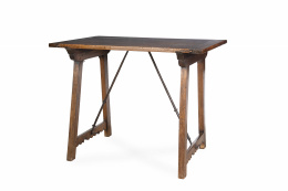557.  Mesa de madera de nogal con pata de "San Antonio".Trabajo castellano, S. XVII.