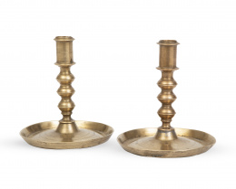 558.  Pareja de candeleros de bronce, con nombres grabados "Rosario" y "Refuguio".Castilla, S. XVII - XVIII.