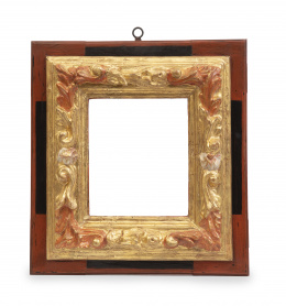 1054.  Marco en madera tallada, policromada y dorada.Trabajo español, S. XVII.