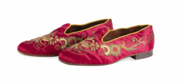 690.  Zapatos de obispo en seda roja bordada en hilo dorado y cordoncillo amarillo.S. XIX.