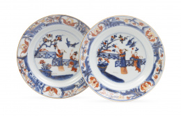 594.  Pareja de platos acuencados de Compañía de Indias de porcelana esmaltada de estilo imari.China, dinastía Qing, S. XVIII.