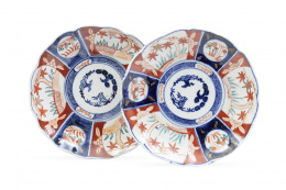 1447.  Pareja de platos de porcelana esmaltada de estilo Imari.Japón, S. XIX.