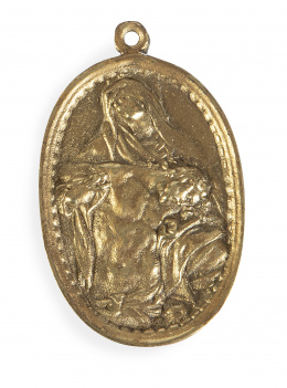 513.  Placa devocional de bronce dorado con la Virgen sosteniendo a Cristo muertoEspaña, S. XVII - XVIII.