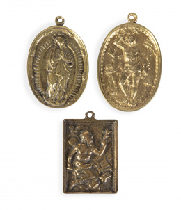 1072.  Lote de tres placas devocionales en bronce dorado, dos ovales con la Inmaculada y San Sebastián, y otra rectangular con San Jerónimo penitente.España, S. XVII - XVIII.