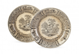 725.  Pareja de platos llanos de loza estampados en negro de la serie de la góndola. Sargadelos, tercera época (1845-1862).