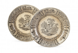 725.  Pareja de platos llanos de loza estampados en negro de la serie de la góndola. Sargadelos, tercera época (1845-1862).