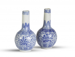 634.  Pareja de jarrones globulares en porcelana esmaltada en azul y blanco.China, S. XX.