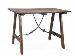 1402.  Mesa de madera de nogal tallado sobre patas en esviaje y fiadores de hierro.Castilla, S. XVIII.