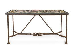 1177.  Tapa de mesa rectangular con trabajo de piedras duras de estilo renacentista.Sobre soporte de hierro.