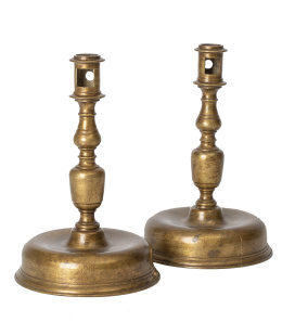 1039.  Pareja de candeleros de bronce.Castilla, S. XVII.