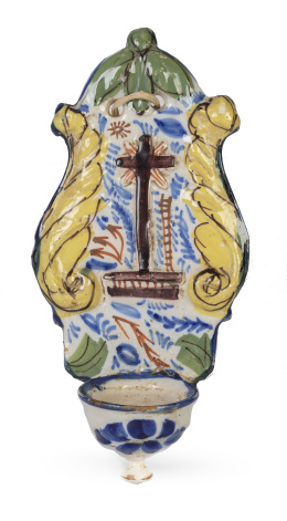 1156.  Benditera de cerámica esmaltada. Manises, S. XIX.