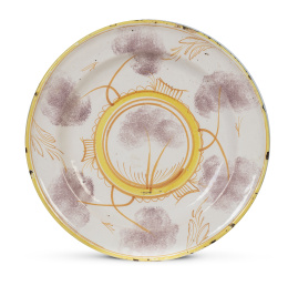 1173.  Plato de cerámica esmaltada en malva y amarillo.Ribesalbes, S. XIX.