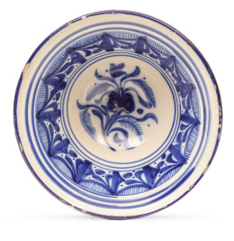 1298.  Cuenco de cerámica esmaltada en azul y blanco con flor en el asiento.Manises, S. XIX.