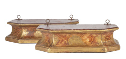 509.  Pareja de ménsulas de madera tallada, policromada y dorada, simulando marmorizado.Trabajo español, S. XVII - XVIII.
