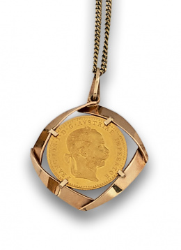 619.  Colgante con moneda de 1 Ducado austriaco de Francisco I de 1915 en marco romboidal de oro de 14 k y con cadena de oro de 333 milésimas.