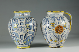 999.  Orza de cerámica esmaltada en azul cobalto, ocres y amarillos, siguiendo la serie de recortes.Talavera de la Reina primera mitad S. XX.