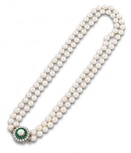 659.  Collar de dos hilos de perlas cultivadas con cierre circular de brillantes y esmeraldas en torno a perla central,en oro blanco de 18K.