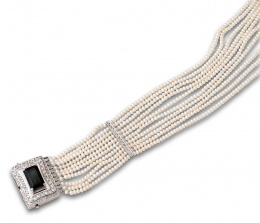 129.  Collar de 10 hilos de perlas cultivadas con cierre de turmalina y brillantes en oro blanco de 18K.