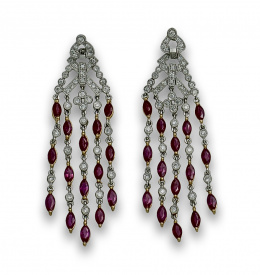 120.  Pendientes largos con brillantes y rubíes en líneas colgantes de motivo geométrico.