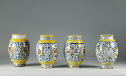 997.  Orza de cerámica esmaltada en azul cobalto, ocres y amarillos, siguiendo la serie de recortes.Talavera de la Reina primera mitad S. XX.