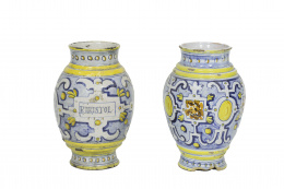472.  Orza de cerámica esmaltada en azul cobalto, ocres y amarillos, siguiendo la serie de recortes.Primera mitad S. XX.