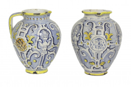 1040.  Jarro de cerámica esmaltada en azul de cobalto con decoración de ferroneries, siguiendo modelos del S. XVITrabajo español, S. XX.