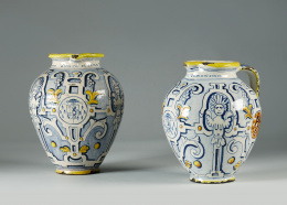 1001.  Jarro de cerámica esmaltada en azul cobalto, ocres y amarillos, siguiendo la serie de recortes.Talavera de la Reina primera mitad S. XX.