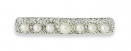 173.  Broche placa años 30 de brillantes con cinco perlas en montura de platino.