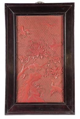 652.  Placa de porcelana imitando laca cinnabar decorada con garzas y un árbol. Firmada.China, S. XIX.