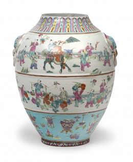 656.  Jarron "cien niños jugando" de porcelana esmaltada.Dinastía Qing, época Daoguang, China (1821-1850).