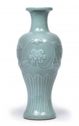 657.  Jarrón esmaltado en celadón, decorado en relieve.China, S. XIX.      