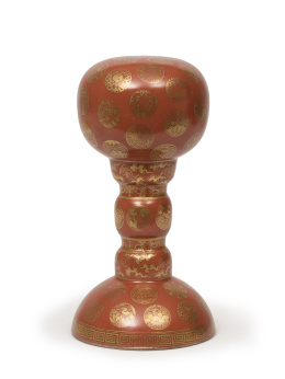 1092.  Soporte para sombreros en porcelana esmaltada y dorada .China, Dinastia Qing, S. XIX.                         