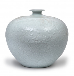658.  Gran jarron globular con vegetación en relieve y esmalte celadón con hojas en relieve.Dinastía Qing, época Daoguang (1821-1850).             