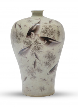 650.  Meiping de porcelana esmaltada en manganeso y truchas. Marca apócrifa Yongzheng (1723-1735) en la base azul cobalto inserta en doble círculo.China, S. XIX - XX.